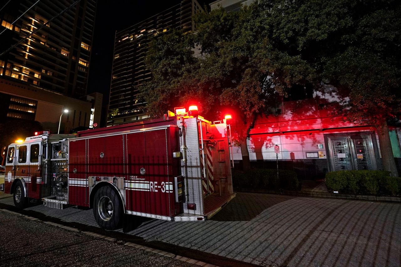 Een brandweerauto bij het Chinese consulaat in Houston. Volgens getuigen werden op een binnenplaats documenten verbrand.