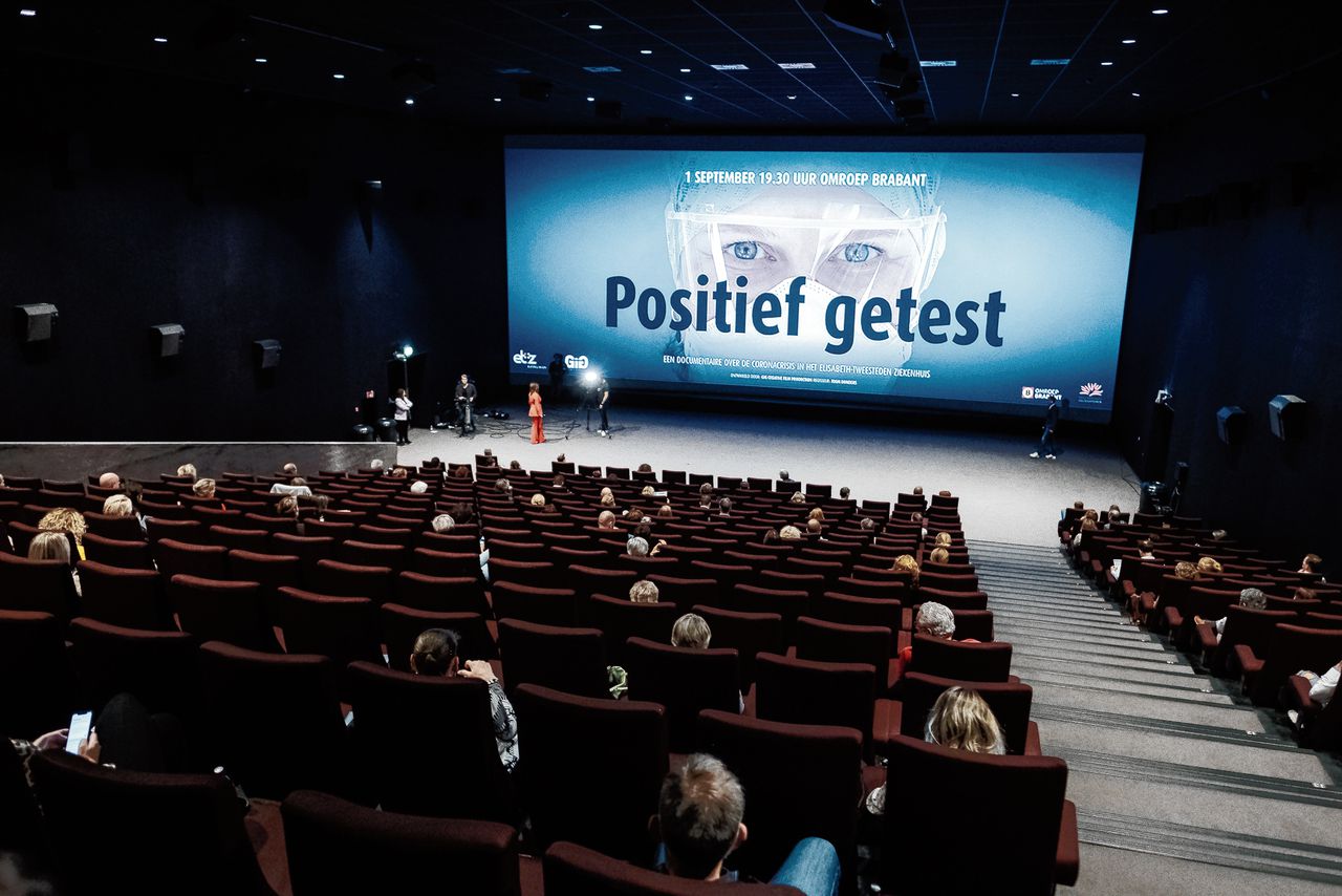 De première van Positief getest, dinsdagavond in de Euroscoop in Tilburg, werd bijgewoond door ruim honderd mensen, voornamelijk zorgverleners.