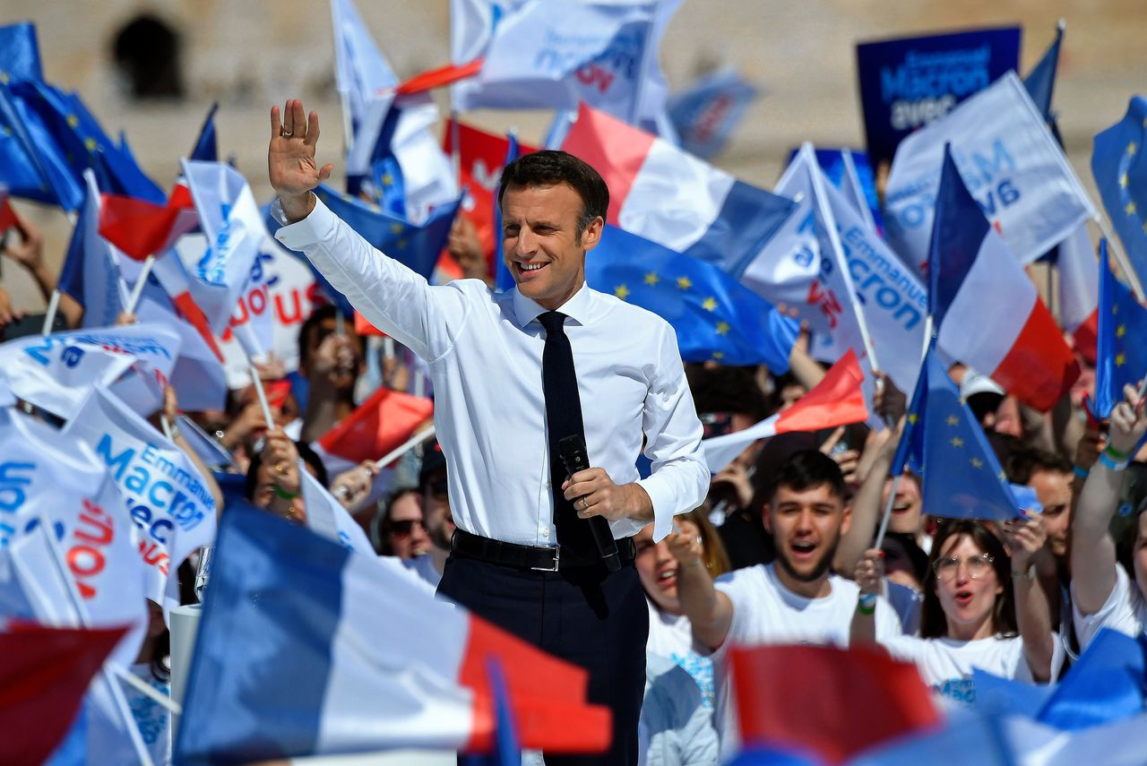 De Franse president Emmanuel Macron zwaait naar aanhangers tijdens een campagnestop in Marseille op 16 april.