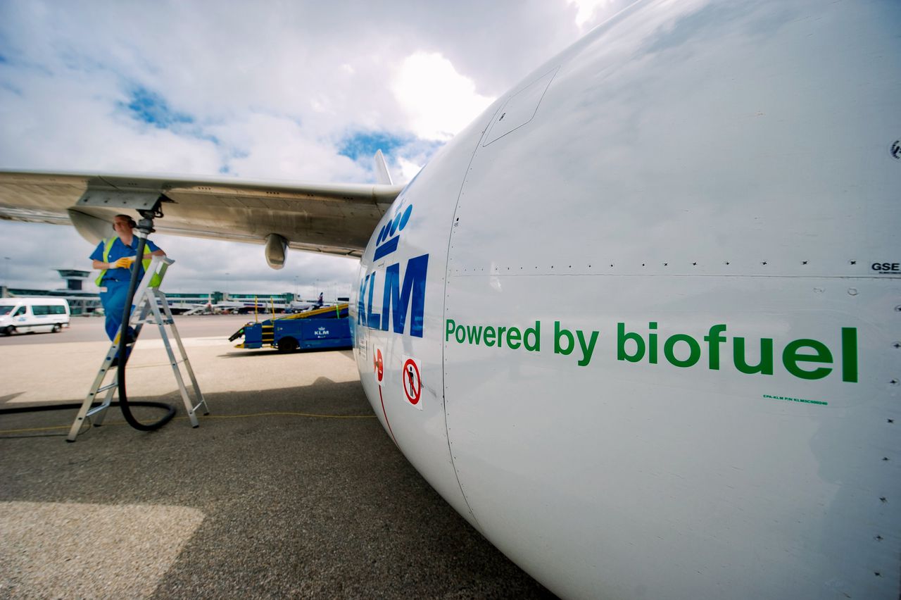 KLM liet in 2011 al een toestel op vliegen op frituurvet. Deze biologische brandstof komt straks uit een nieuwe fabriek in Delfzijl.