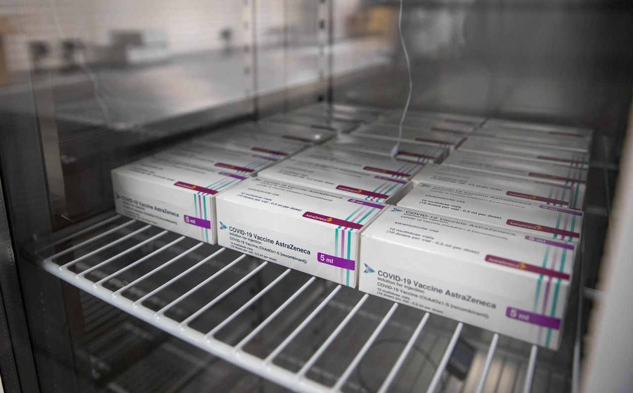Gekoelde doosjes met vaccins die ontwikkeld zijn door AstraZeneca. Het vaccin kan in de koelkast bewaard worden.