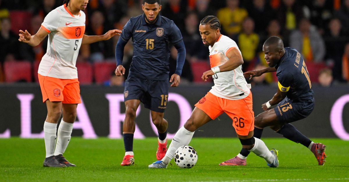 Oranje speelt na vroege rode kaart Dumfries gelijk tegen Ecuador