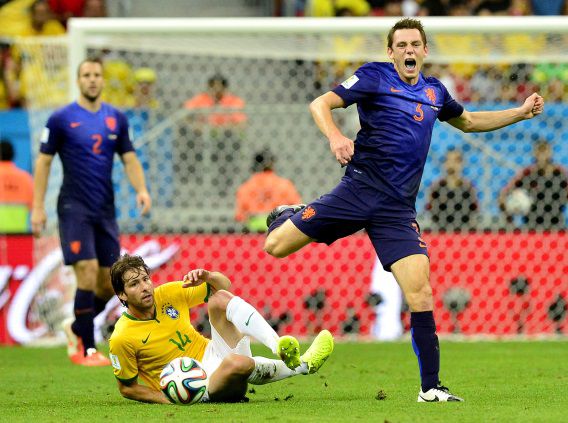 Stefan de Vrij (R) in duel met Maxwell tijdens de wedstrijd om de derde en vierde plek op het WK voetbal.