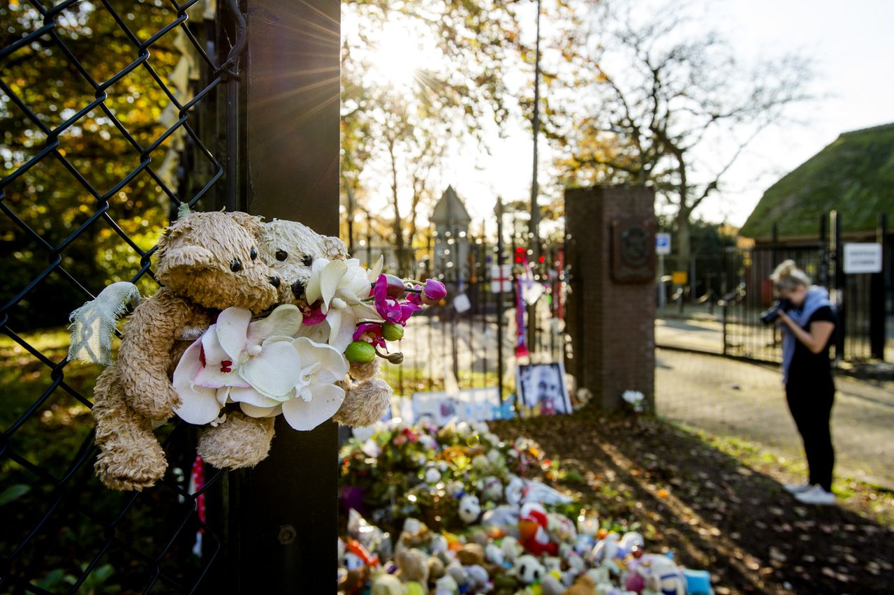 Honderden knuffels, kaartjes en bloemen liggen bij de ingang van de Korporaal van Oudheusdenkazerne. De stoffelijke overschotten die zijn verzameld op de rampplek van vlucht MH17 worden in de kazerne onderzocht.