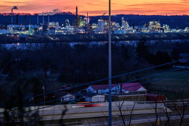 Dicht bij de chemische fabrieken staan huizen. 