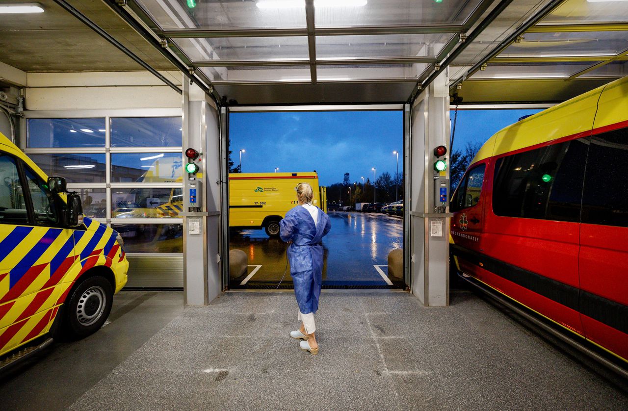 Een IC-patient die overgeplaatst wordt komt aan in het Catharina Ziekenhuis in Eindhoven.