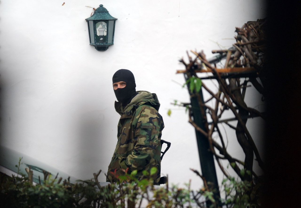 Een Franse militair houdt de wacht bij het huis waar Irastorza werd gevonden.
