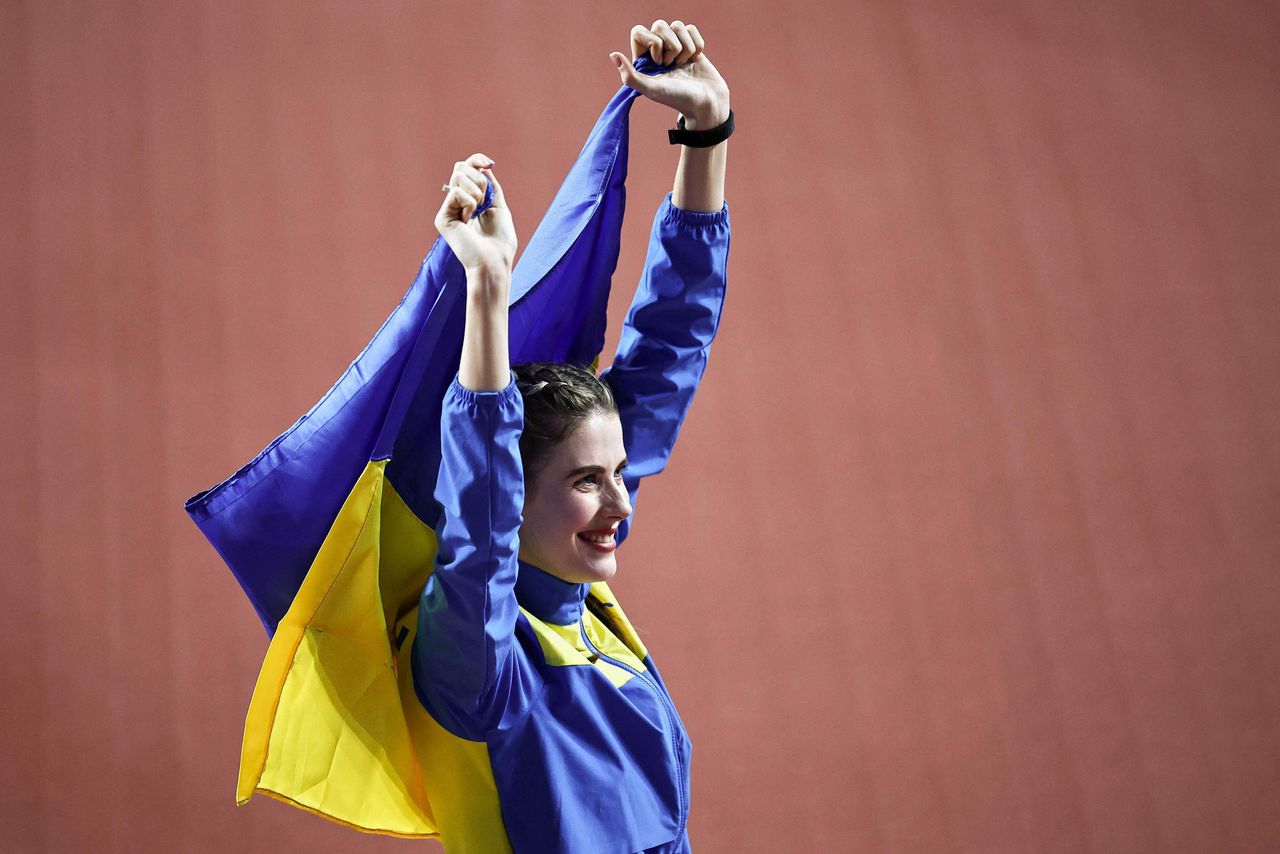Hoogspringkampioene Jaroslava Mahoetsjich leeft uit een koffer: ‘Ik voel me een ambassadeur van Oekraïne’ 