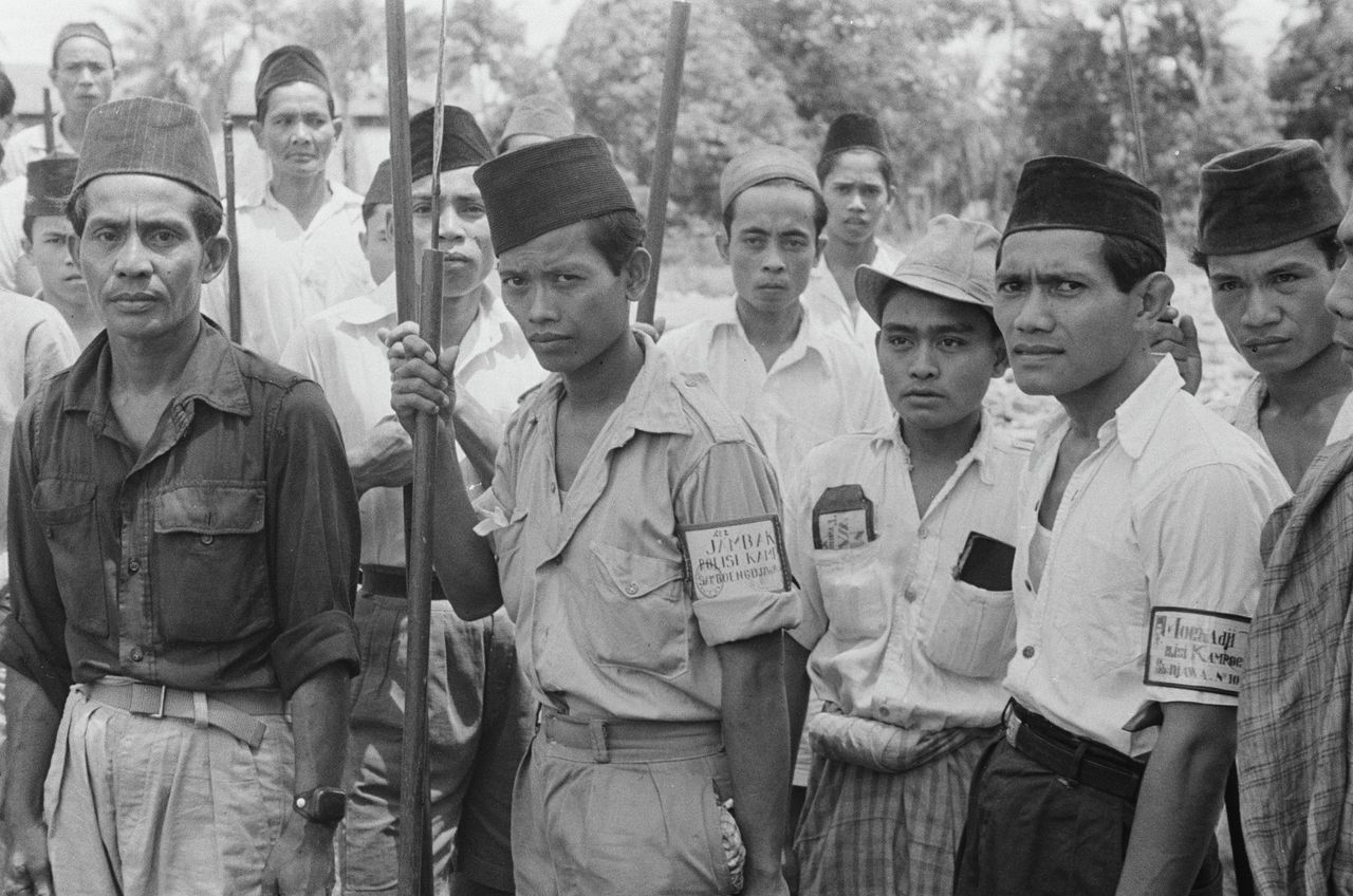 Patrouille van een kampongwacht bij Makassar, de hoofdstad van de toenmalige provincie Zuid-Celebes, nu Sulawesi, in februari 1947.