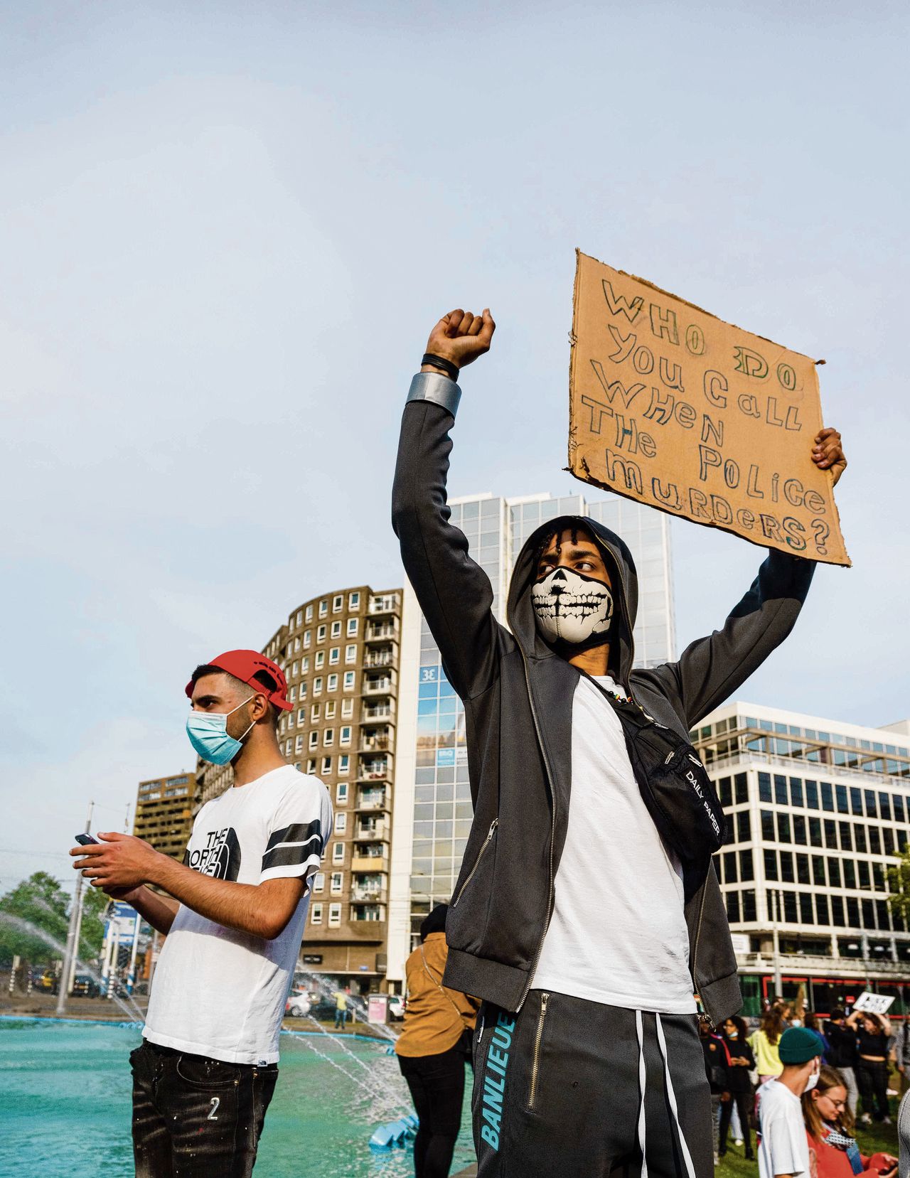 Er waren tegen de 5.000 mensen bij de Rotterdamse manifestatie tegen racisme.