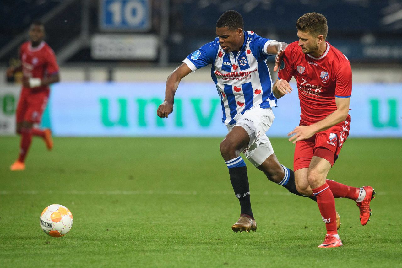 Heerenveen-speler Denzel Dumfries in duel met FC Utrecht-speler Mateusz Klich .
