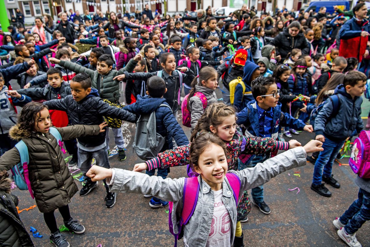 In 2017 doen leerlingen van de Valentijnschool in Rotterdam een recordpoging bewegen in de klas op het schoolplein.