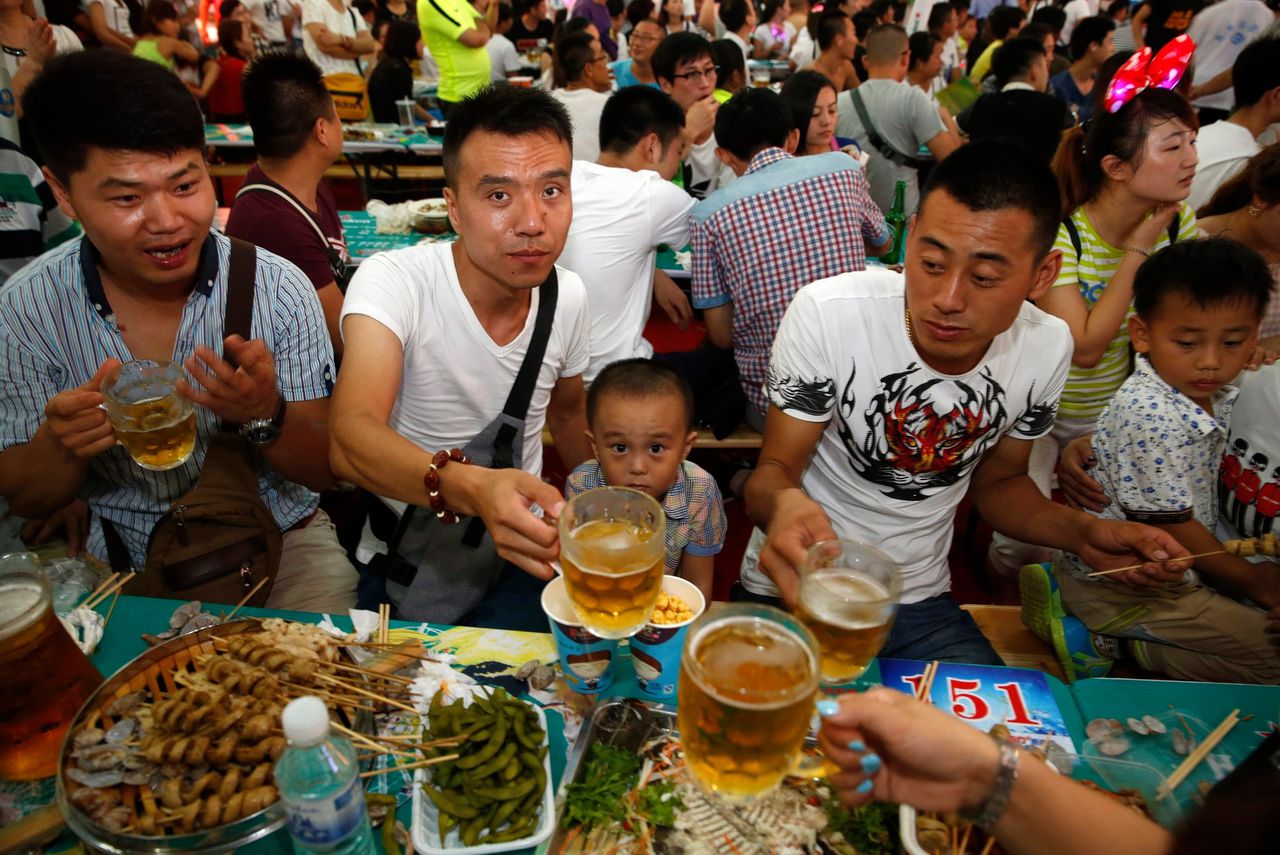 Bezoekers van een bierfestival in Qingdao, China.