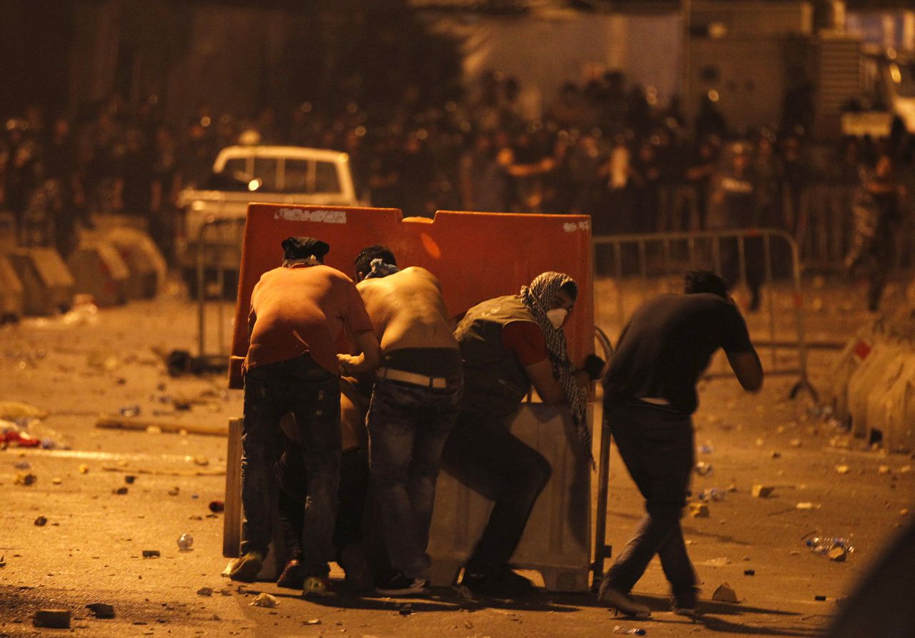 Demonstranten schuilen achter barricades in de Libanese hoofdstad Beiroet.