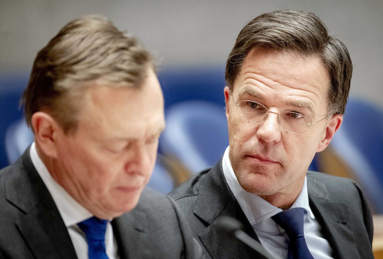 Premier Mark Rutte (VVD) kijkt minister Bruno Bruins (Medische Zorg, VVD) aan tijdens het Kamerdebat over het coronavirus.