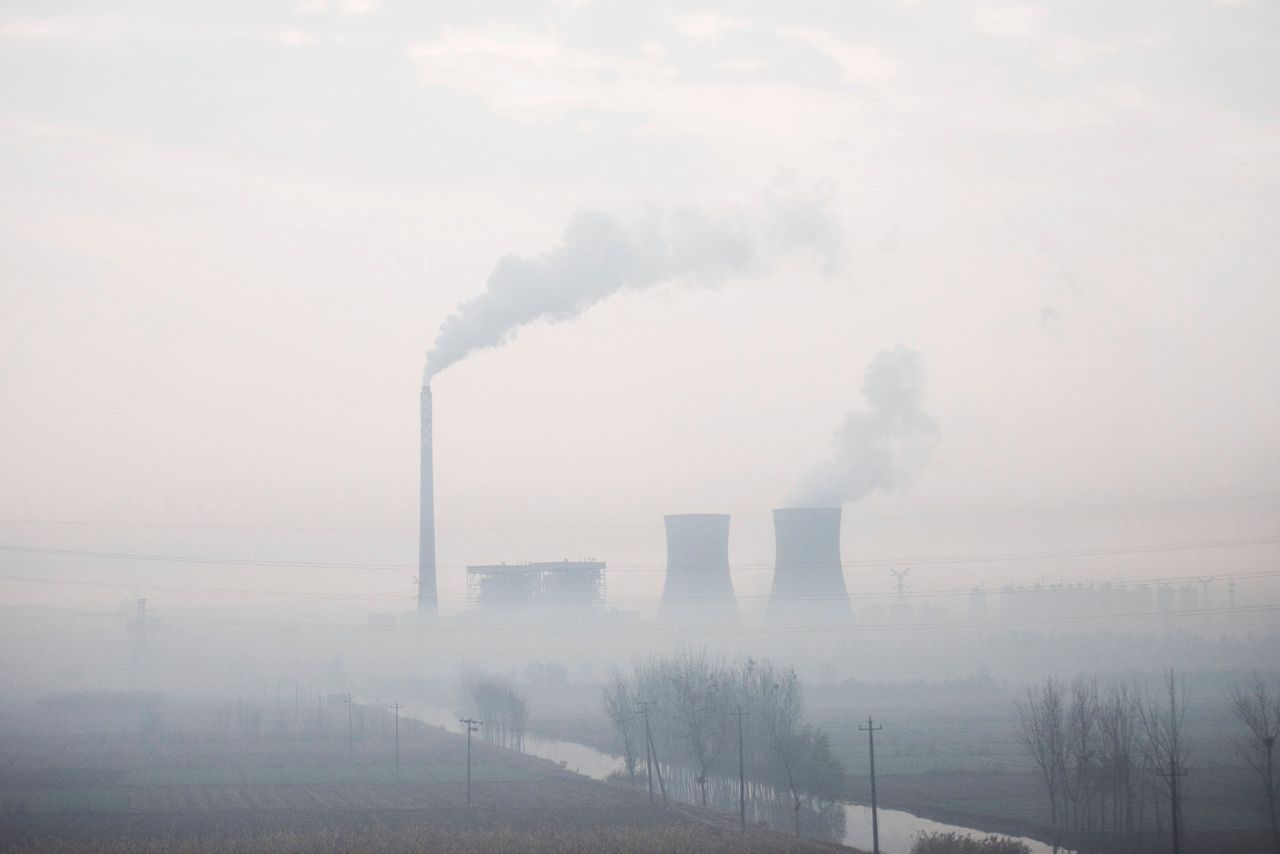 Elektriciteitscentrale niet ver van Beijing. China steunt de klimaatdoelen, maar bouwt ook nog steeds kolencentrales.