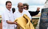 Desi Bouterse (rechts)  en CEO van Newmont Gary J. Goldberg (links) verklaren de goudmijn in het oosten van Suriname voor geopend.