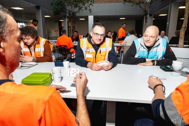 Toepen met collega’s. In het midden (oranje hesje) Robert Verhoeven, rechts Dave Janssen (blauw hesje). 