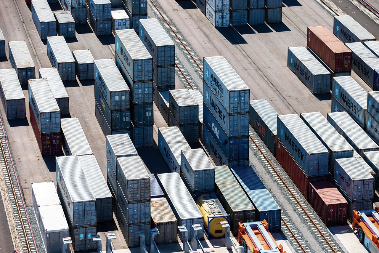 Containers in de Rotterdamse haven. De aanvoer uit China zal straks afnemen.