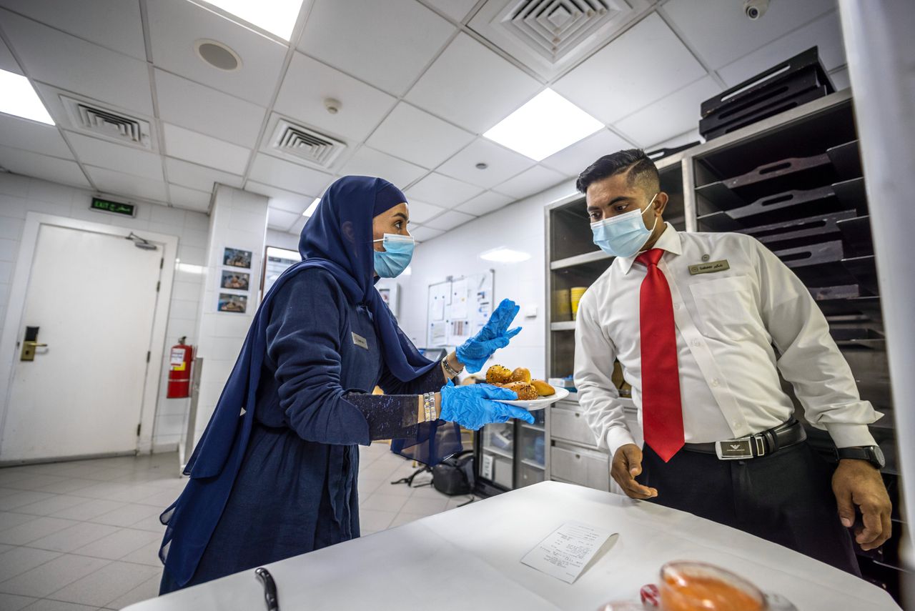 Bij hotelketen Sheraton is nu 42 procent van het personeel Saoedisch. „In de keuken werken ook steeds meer lokale mensen, waardoor we meer lokale gerechten binnenkrijgen”, aldus directeur Edwin Wijkhuys.