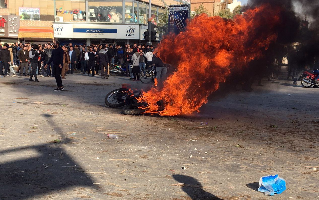 Demonstranten zijn de straat op gegaan in Iran vanwege het besluit om de brandstofprijzen te verhogen.