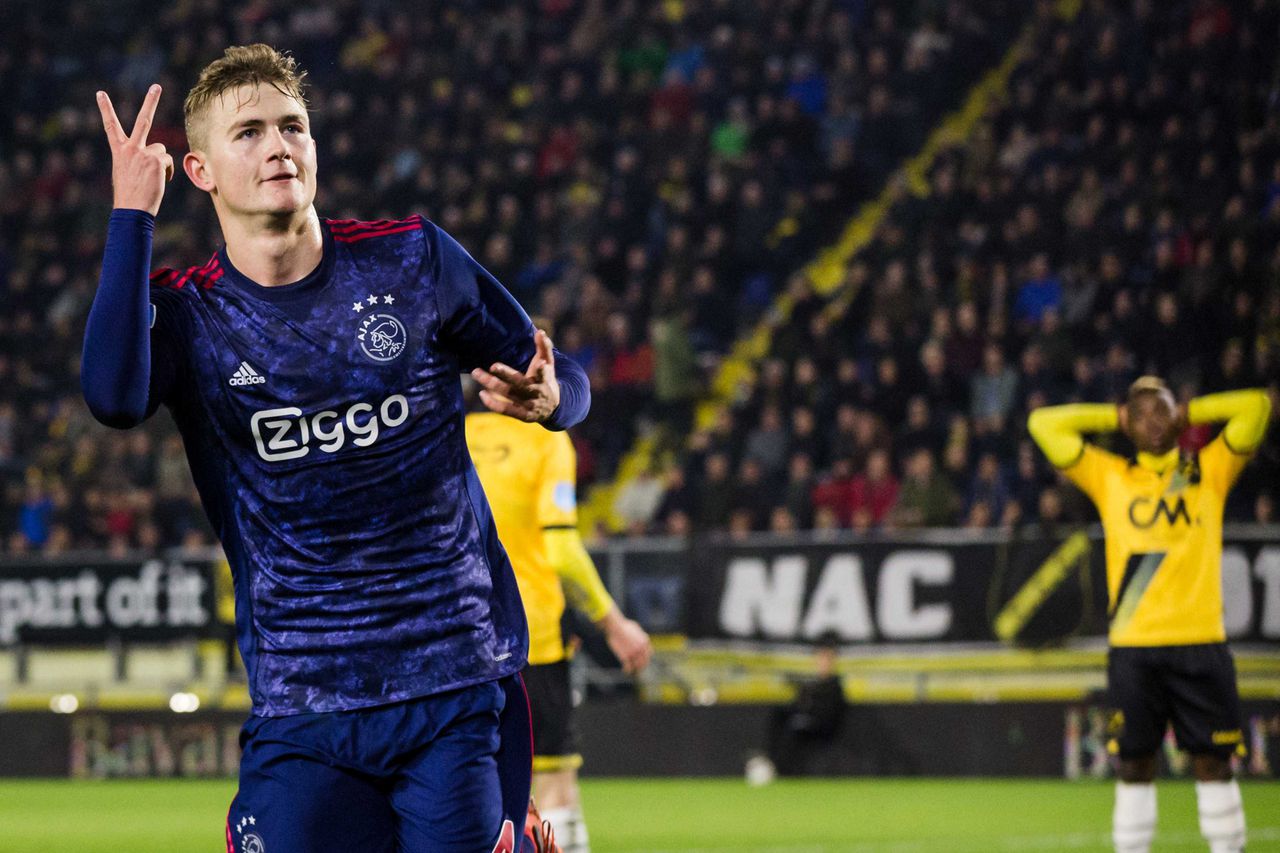 Ajax-speler Matthijs de Ligt viert zijn tweede doelpunt tegen NAC Breda.