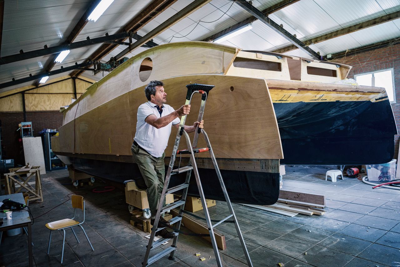 Hans Kuipers bouwt in een schuur in Friesland aan een zelfopladende catamaran, met geld van de Europese Unie. „Ik werd helemaal gek van alle regels bij zo’n aanvraag. Het was zo veel jargon.”