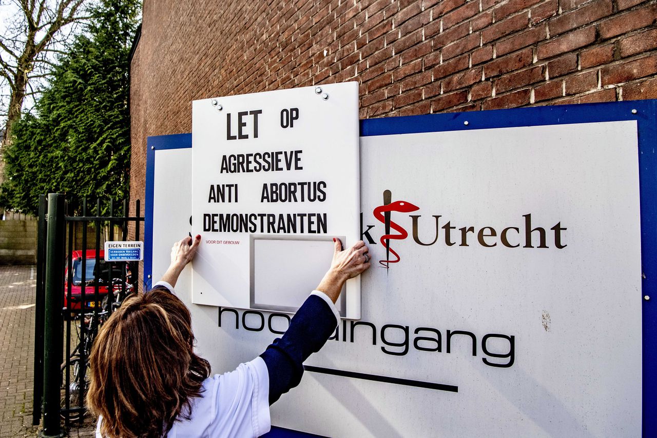 Een abortuskliniek in Utrecht heeft een bord opgehangen om vrouwen te waarschuwen voor "agressieve" anti-abortusactivsiten.