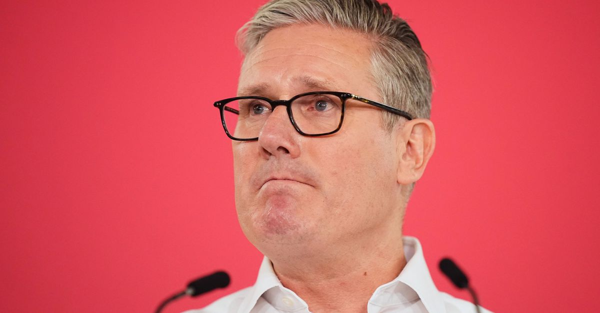 Na desastreuze lokale verkiezingen blijft Starmer aan, met de belofte van verandering