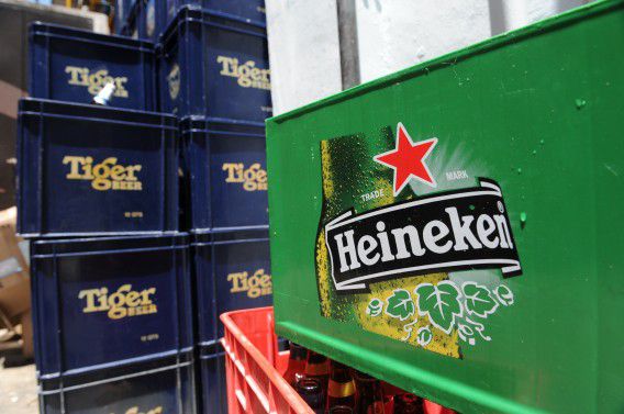 Heineken and Tiger beer crates sit at the back lane of a restaurant in Singapore on September 28, 2012. Shareholders in the parent company of the Singapore-based brewer that makes Tiger Beer approved its takeover by Heineken on September 28, increasing the Dutch giant's footprint in the growing Asian market. AFP PHOTO/ROSLAN RAHMAN