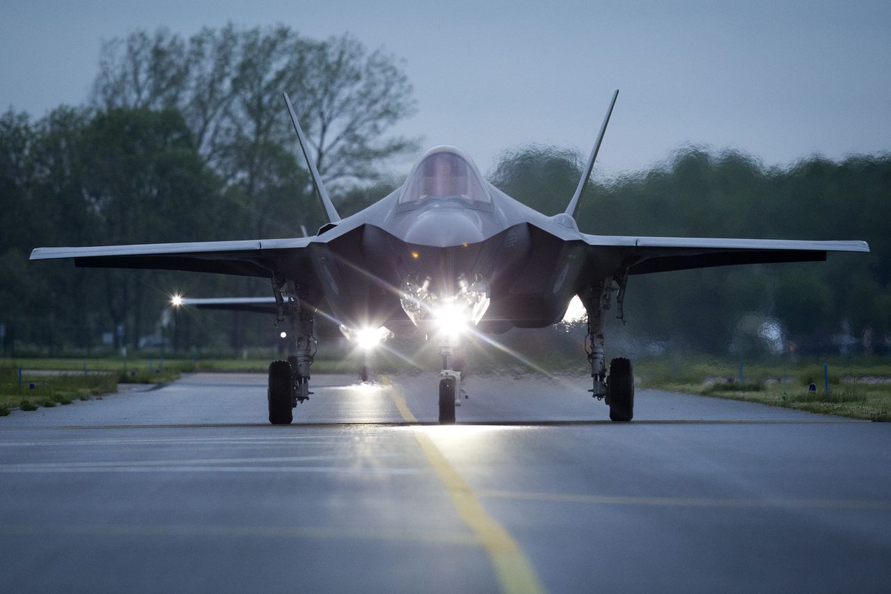 De Joint Strike Fighter (JSF of F-35) landt op Vliegbasis Leeuwarden.