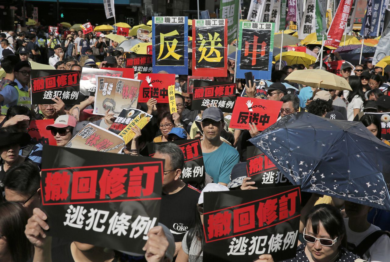 Duizenden mensen de straat op in Hongkong 