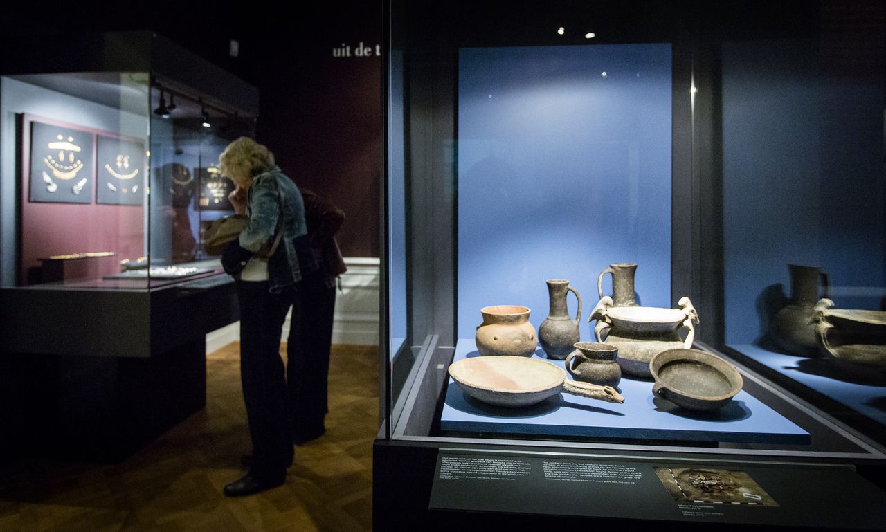De Krim-collectie bestaande uit onder meer een gouden zwaardschede, een pronkhelm en talloze juwelen in het Allard Pierson Museum.