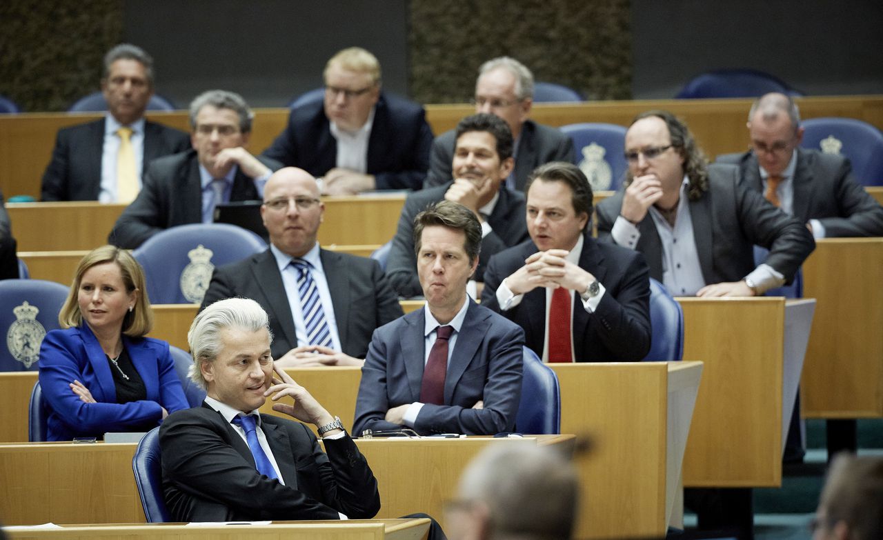 De PVV-fractie met achter de eenmansfracties Louis Bontes (rechts) en Roland van Vliet (derde van rechts) vorig jaar tijdens een debat in de Tweede Kamer.