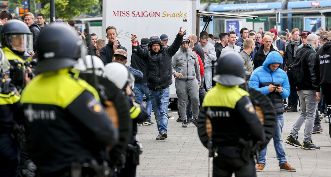 Zeventien relschoppers Rotterdam blijven vastzitten 