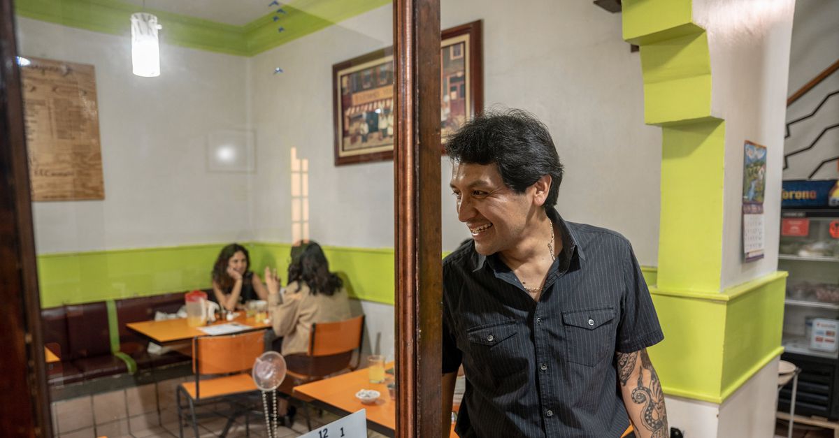 In fonda El Cocinero komen mensen niet alleen voor de lunch, maar ook voor contact. ‘Soms voelt het bijna als een vorm van therapie’
