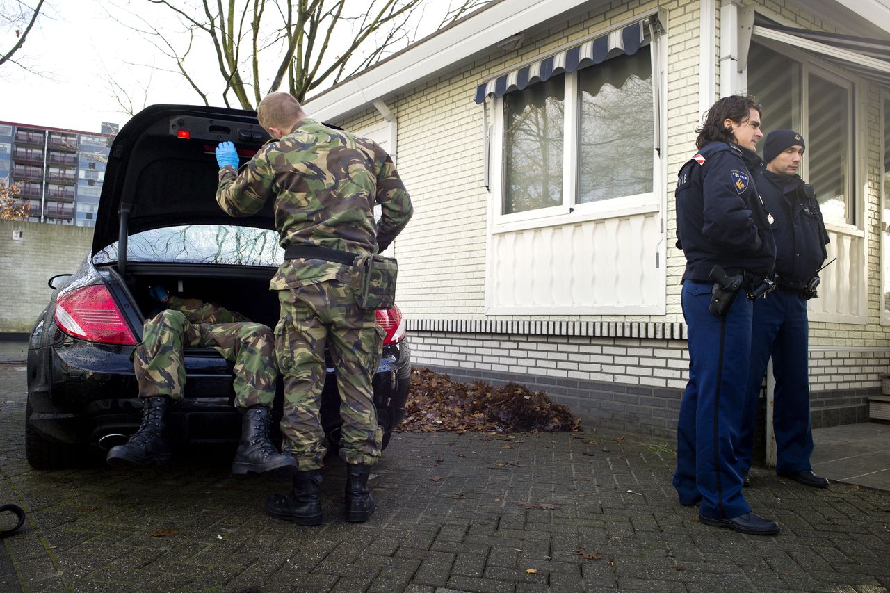 Nederland, Eindhoven, 04-12-12 Inval van het Afpakteam van oa politie Brabant. Â© Photo Merlin Daleman