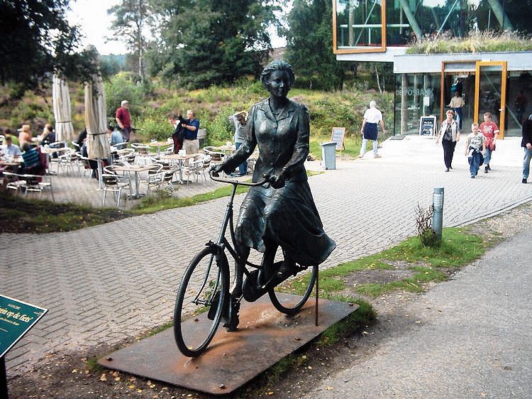 Een fietsende Beatrix in Rheden. .