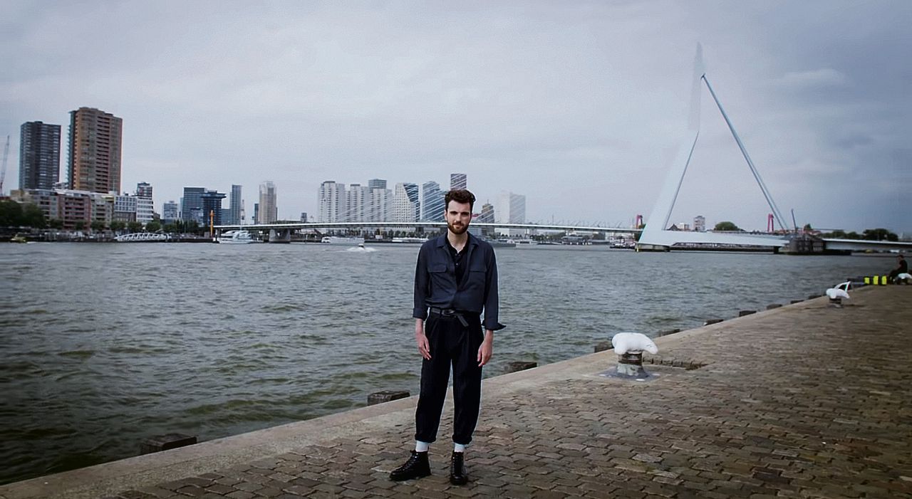Zanger Duncan Laurence kondigde in een NPO-promofilmpje aan dat het Eurovisie Songfestival 2020 in Rotterdam plaatsvindt. Laurence won dit jaar het festival.