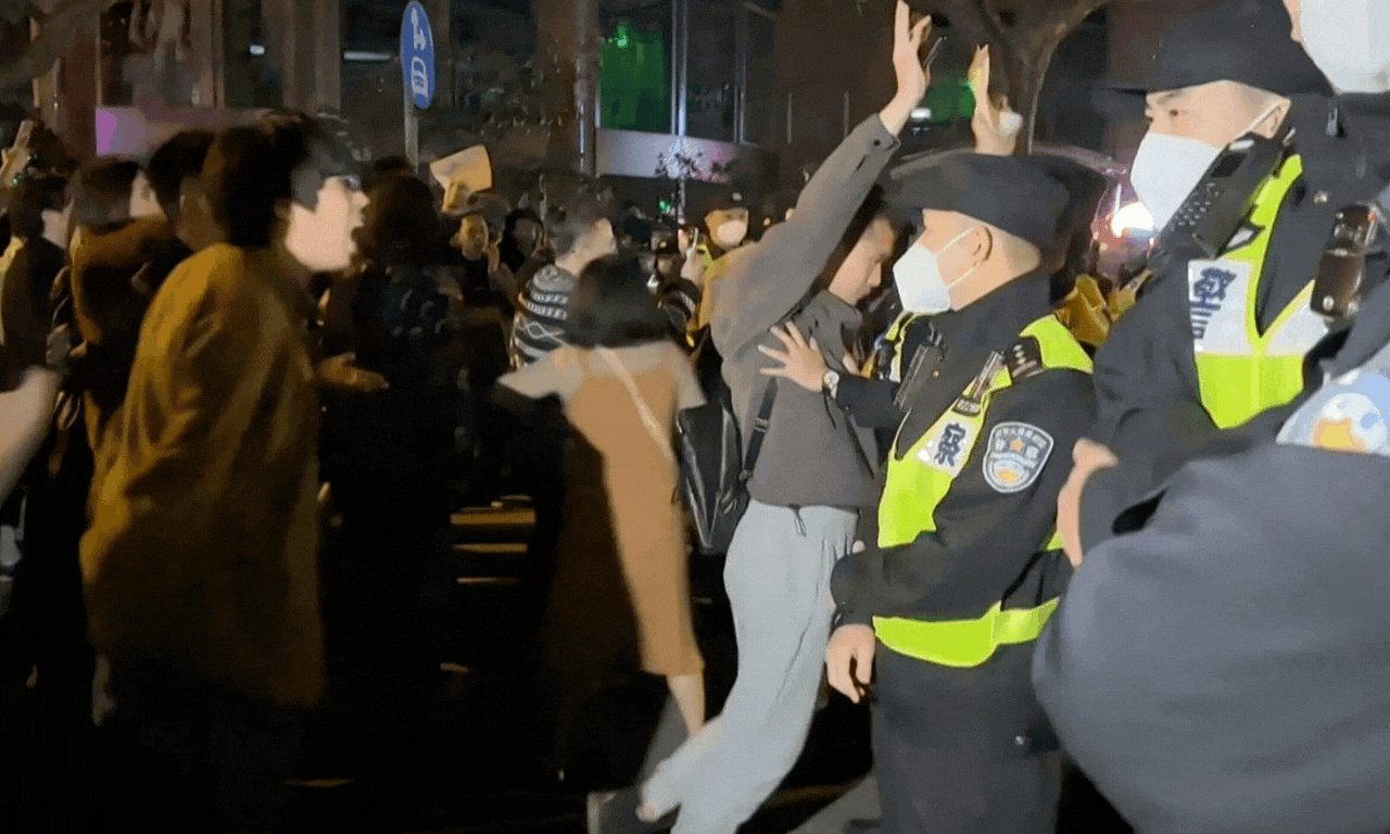 Zo demonstreren Chinezen, gewapend met lege vellen papier, tegen het beruchte zerocovidbeleid 