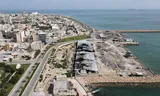 Het Iraanse eiland Qeshm, in het noorden van de Straat van Hormuz. Op de achtergrond schepen die de Golf niet uit kunnen. In totaal zitten er nog zo’n 19.000 zeelieden vast.