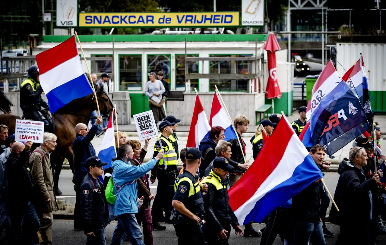 Leden van de beweging Pegida houden een betoging in Den Haag. Pegida demonstreert vaak tegen moslimimmigratie.