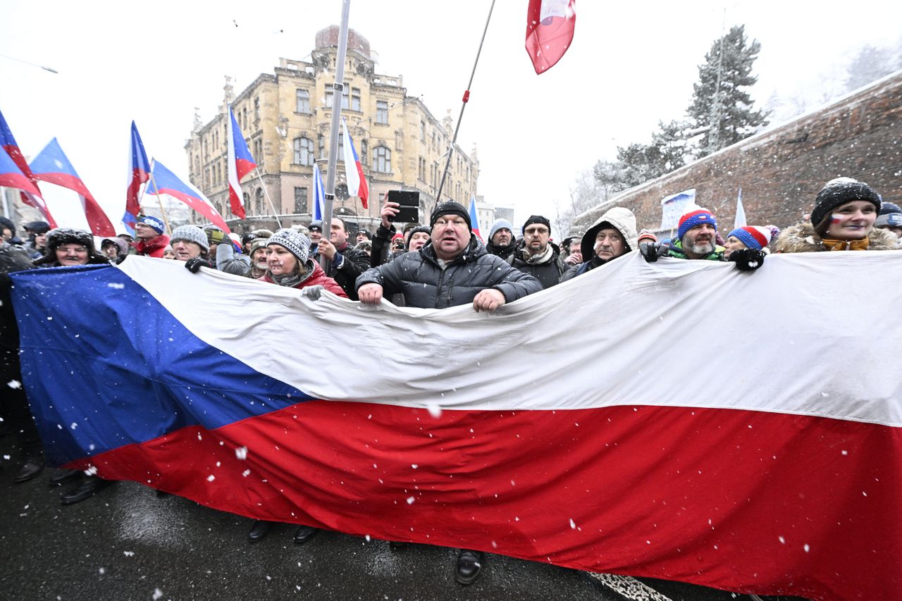 Betogers protesteerden zaterdag in Praag tegen de Tsjechische regering tijdens een protest dat mede is georganiseerd door de vereniging Tjechische republiek eerst.