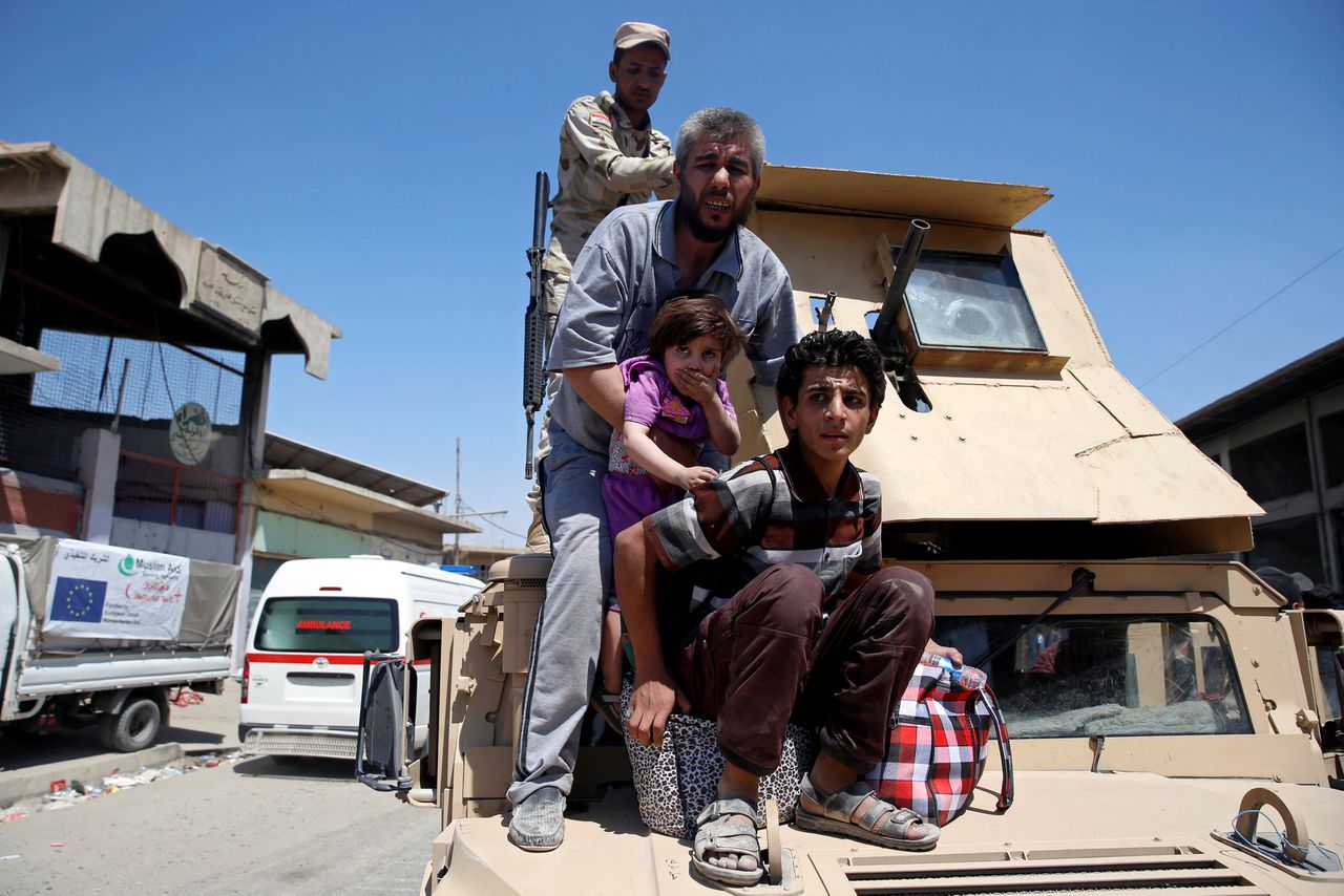 Burgers vluchten uit het centrum van Mosul met hulp van Iraakse veiligheidstroepen.