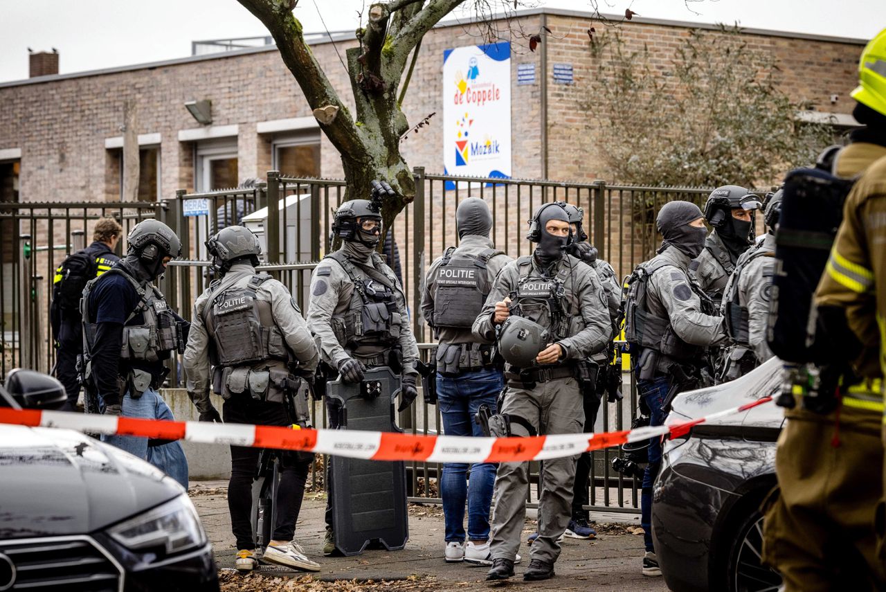 Politie zoekt naar verwarde en mogelijk gewapende man die school in Oisterwijk binnendrong 