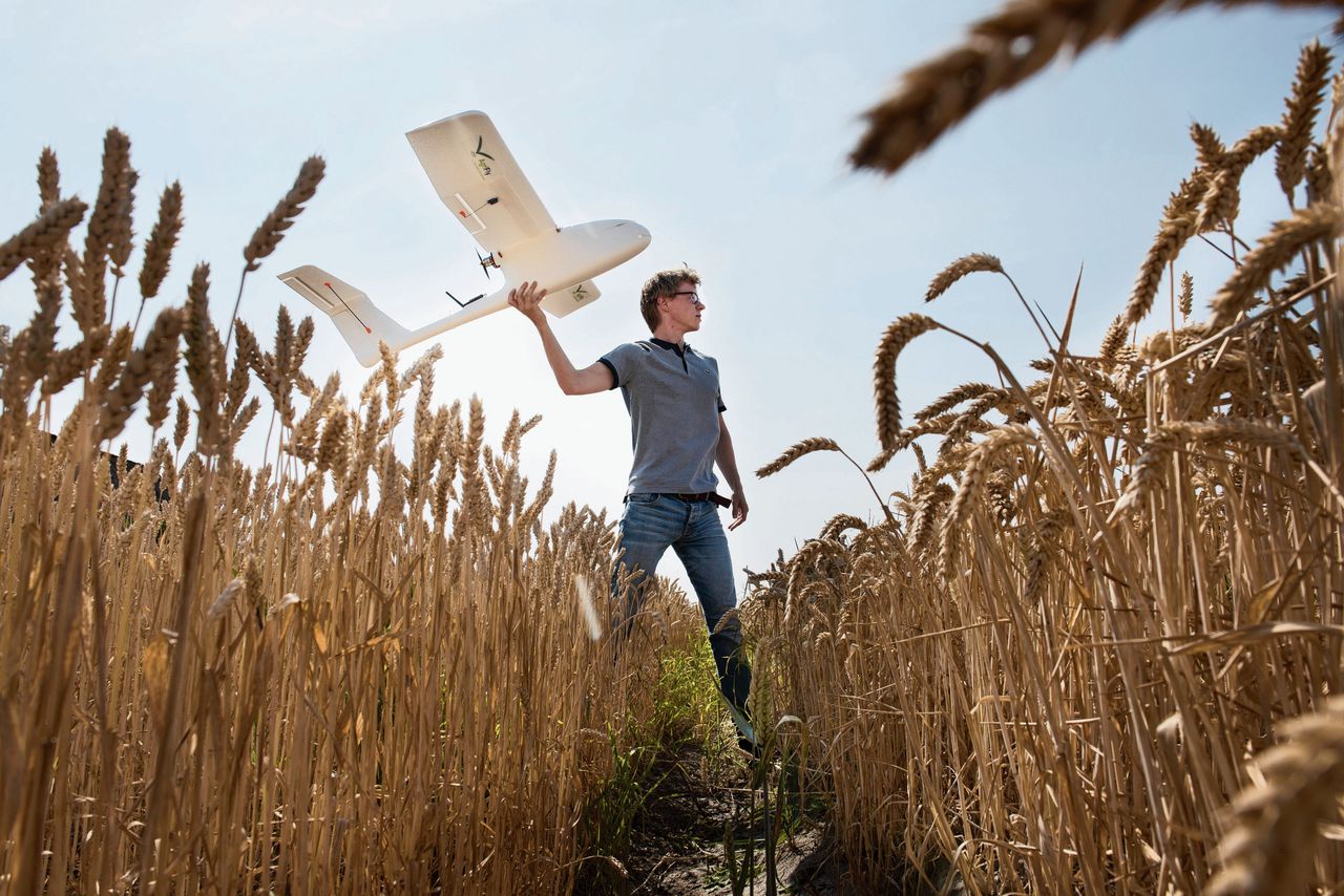 Wilco Stollenga vliegt met drones om beelden te maken van akkers. Hij doet het naast zijn studie technische bedrijfskunde.