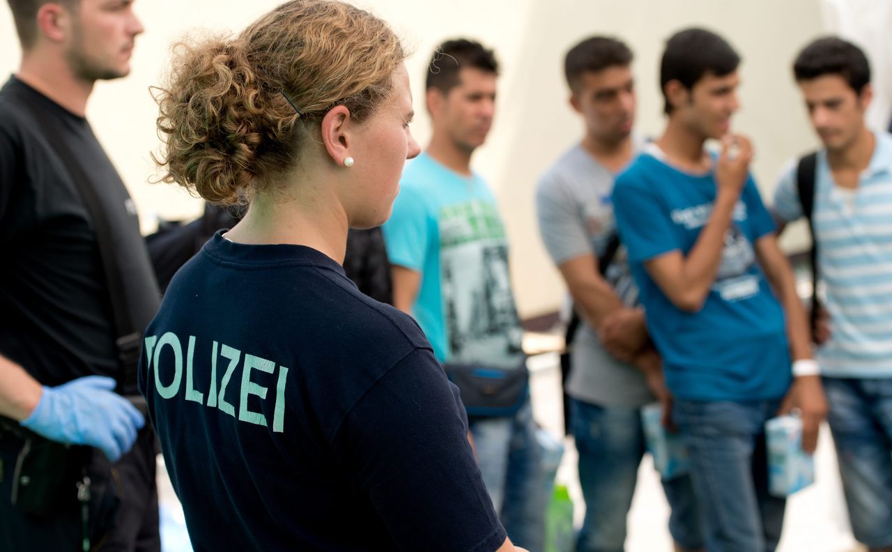 Vluchtelingen uit Afghanistan wachten in het registratiekantoor in Passau.