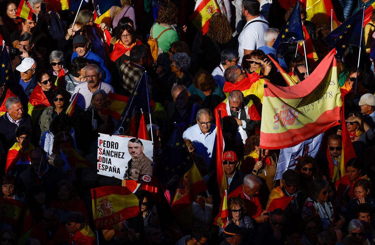 Massale protesten in Madrid tegen amnestiewet en nieuwe regering premier Sánchez 