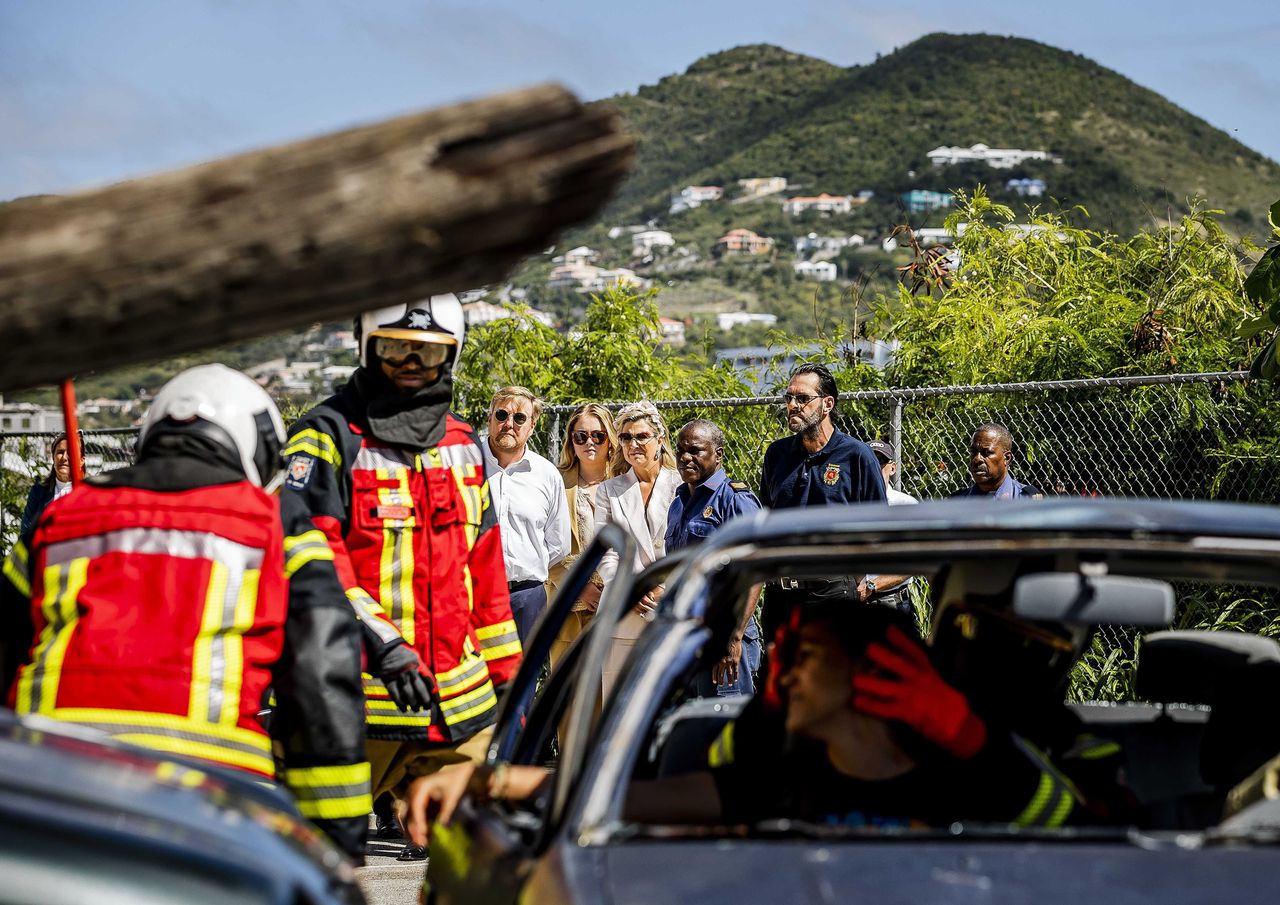 Koning Willem-Alexander, koningin Máxima en prinses Amalia maandag op bezoek bij een oefening van hulp- en rampenbestrijdingsdiensten in Sint Maarten, dat in 2017 werd geteisterd door orkaan Irma.