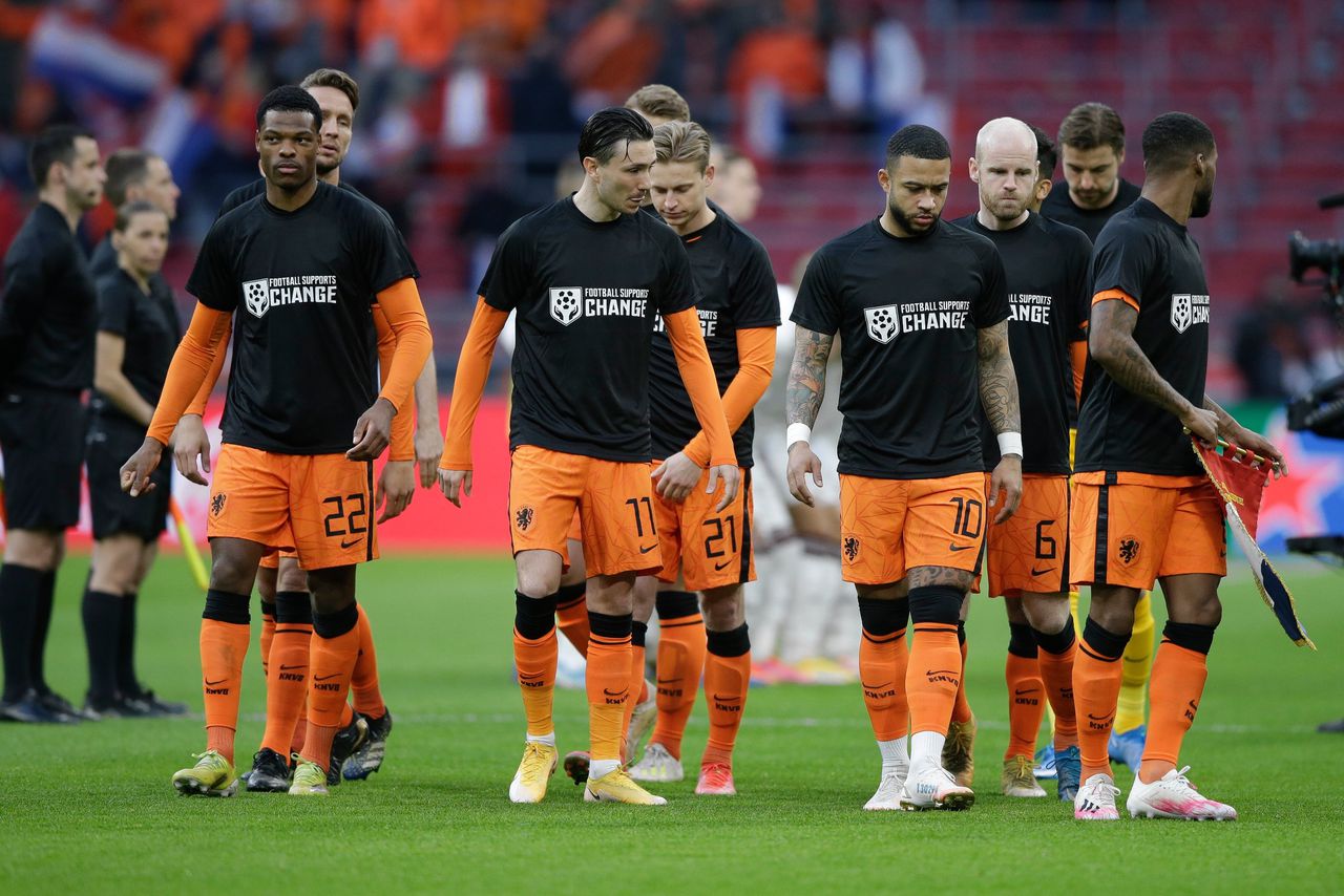 De spelers van het Nederlands elftal kwamen zaterdag in de Arena in een T-shirt met de tekst ‘Football supports change’ het veld op.